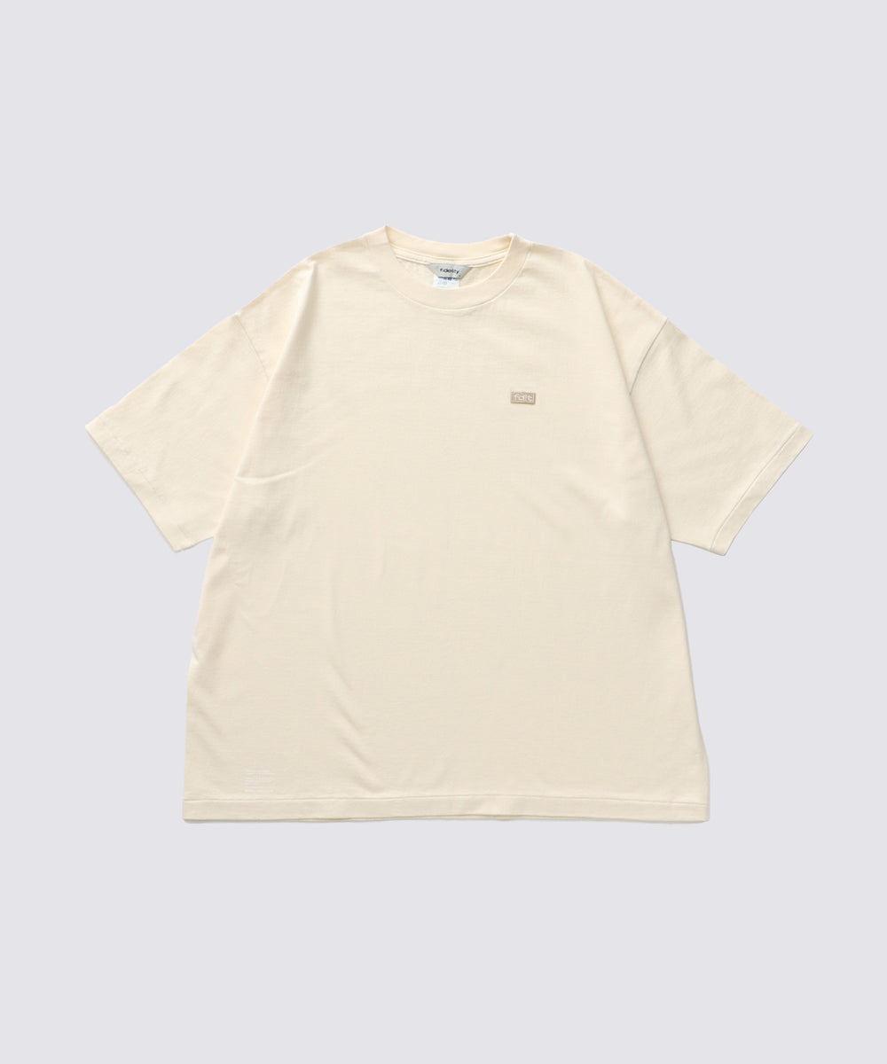 MINIMAL EMB TUBE TEE (Ivory)|半袖ワッペンTシャツ – FIDELITY