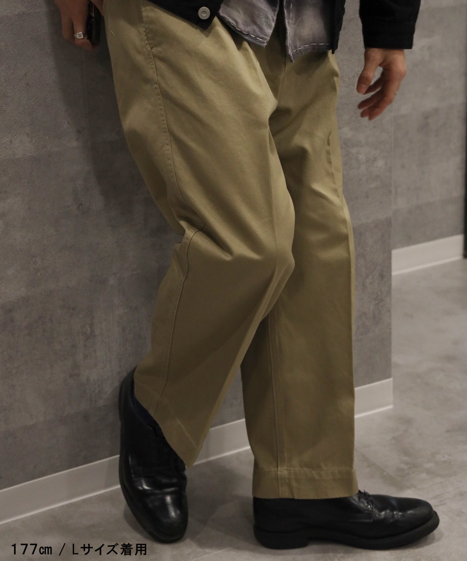 2TUCK TWILL TROUSERS JUST LENGTH PANTS (Beige) | トラウザーパンツ